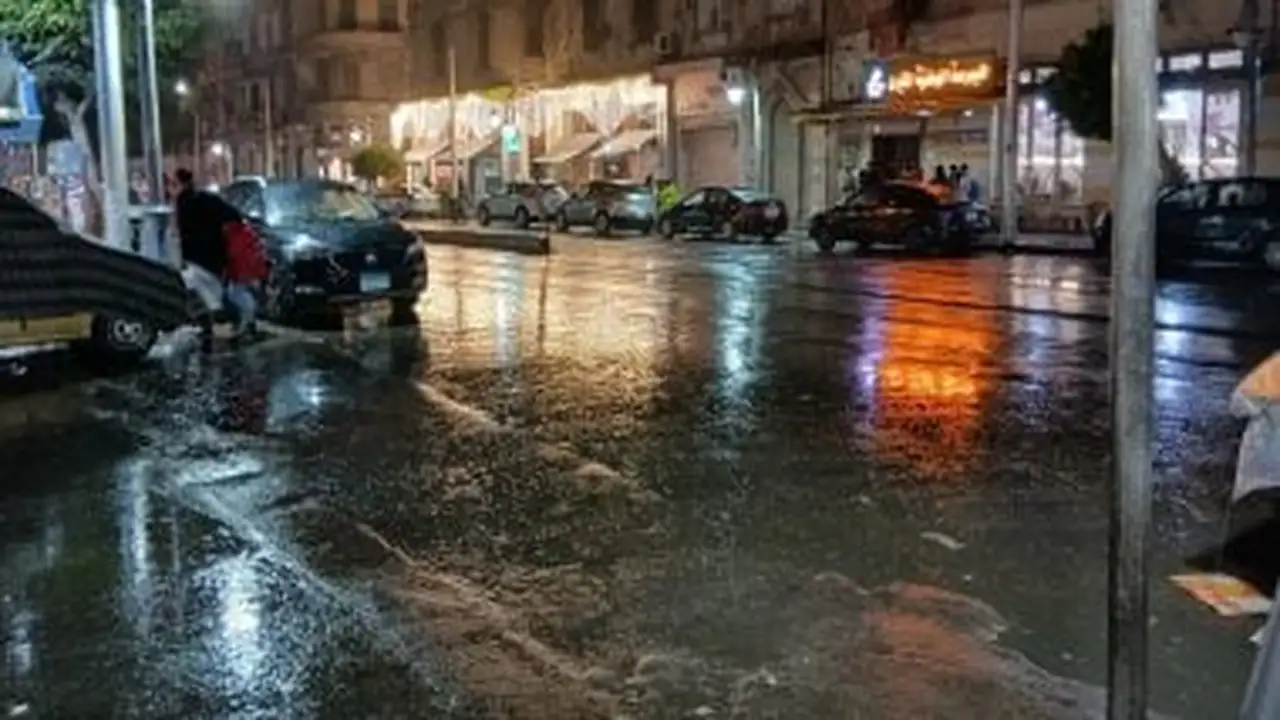 موجة أمطار تضرب الإسكندرية بالتزامن مع انخفاض ملحوظ في درجات الحرارة ليلاً